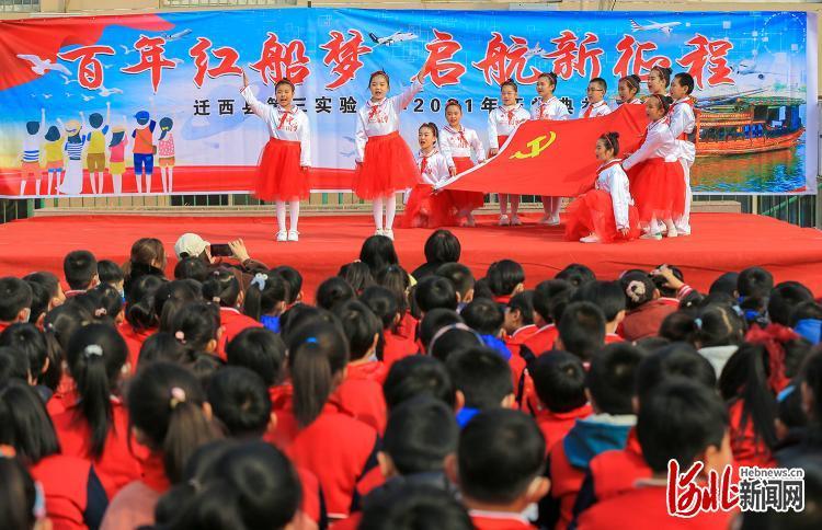 24岁女生的父亲60岁，是不是女生上面有哥哥？